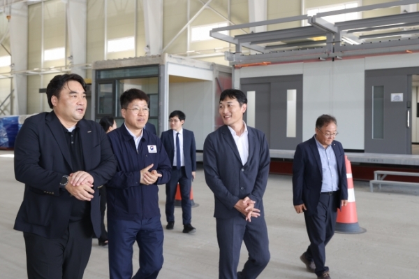 사진 왼쪽에서 2번째 진현환 차관이 충북 음성군 소재 플랜엠(PLANM) 모듈러 제작공장을 둘러보고 있다./사진=국토부