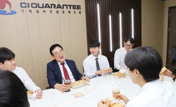 김종서 이사장 직무대행(왼쪽에서 2번째)이 신입직원들과 격의 없이 소통하는 모습./사진=CI GUARANTEE