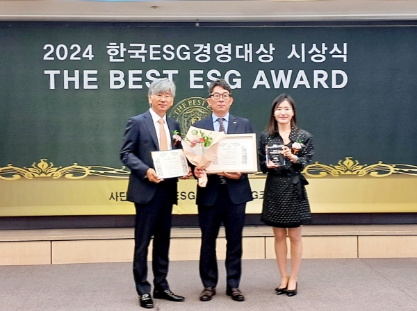 사진 왼쪽부터 윤재은 한국ESG위원회 이사장 송영환 LH 기획조정실장, 유연정 ESG코리아뉴스 대표/사진=LH