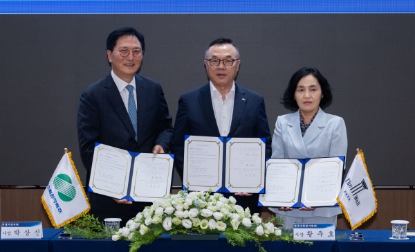 영동양수발전소 건설공사 계약 체결식에서 사진 왼쪽 박상신 DL이앤씨 대표와 가운데 황주호 한수원 사장(가운데)이 기념 촬영을 하고 있다./사진=DL이앤씨