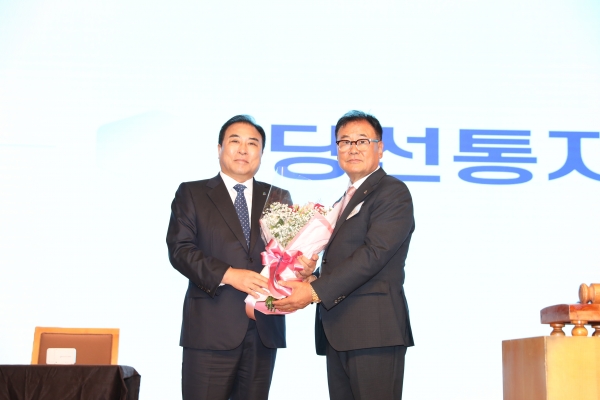당선증을 받고 있다./사진=대한전문건설협회