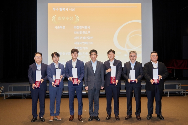 김승모 대표이사(왼쪽 4번째)가 최우수협력사 대표들과 기념촬영을 하고 있다./사진=한화 건설부문