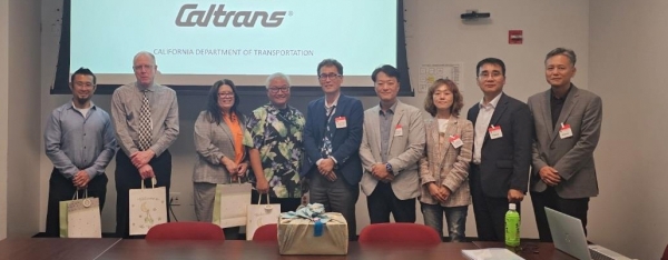 사진 왼쪽 5번째 함진규 한국도로공사 사장이 Caltrans LA본부에서 캘리포니아 교통국 관계자들과 협력 회의 후 기념촬영을 하고 있다./제공=한국도ㅗ공사