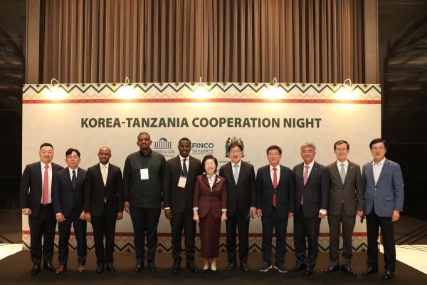 사진 왼쪽부터 최산하 산하건설 대표, 김진환 서원토건 대표, 토골라니 애드리스 마부라 주한탄자니아대사, 데그라티우스 은데젬비 탄자니아 토지주택개발부 장관, 이노센트 바슝와 탄자니아 공공사업부 장관, 이은재 K-FINCO 이사장, 권성동 의원, 이헌승 의원, 정원주 대우건설 회장, 한만희 해외건설협회장, 지형근 삼성물산 부사장/사진= K-FINCO