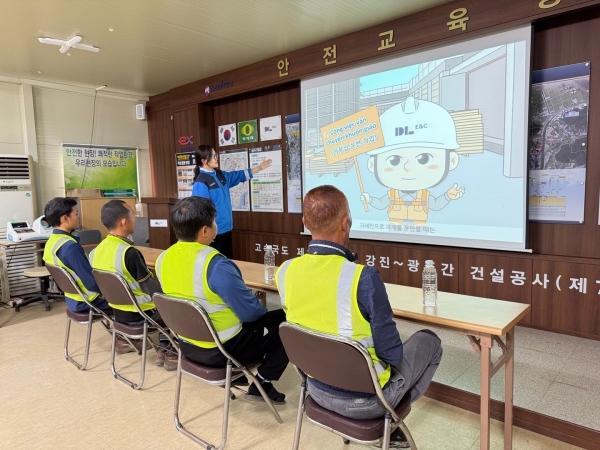 고속도로 건설 공사 현장에서 외국인 근로자들이 베트남어로 안전교육을 받고 있다./사진=DL이앤씨 대표