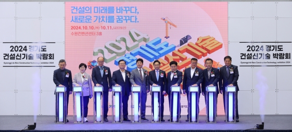 사진 4번째 왼쪽부터 허원 경기도 건설교통위원장, 박철 한국건설교통신기술협회장, 오후석 경기도 행정2부지사/사진=한국건설교통신기술협회 제공