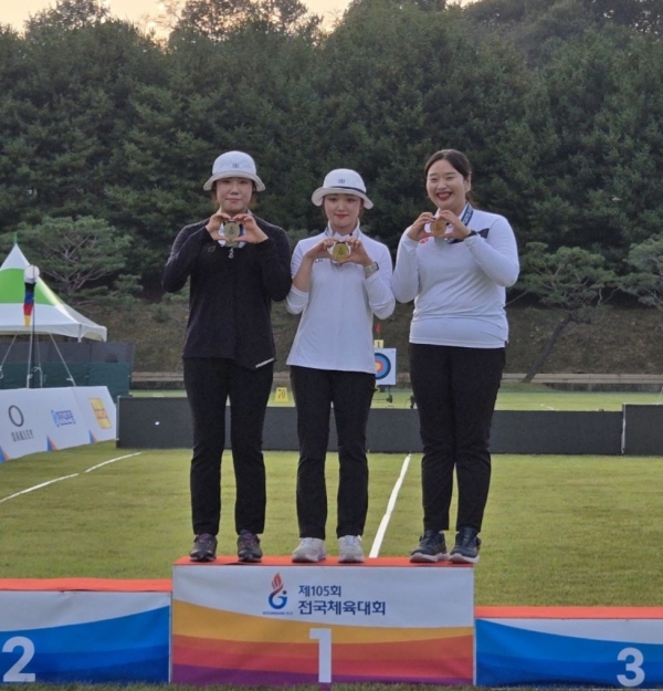 양궁 여자 일반부 리커브 종목 시상식에서 임두나 선수(사진 가운데)가 금메달을 목에 걸고 다른 선수들과 기념 촬영을 하고 있다./사진=LH