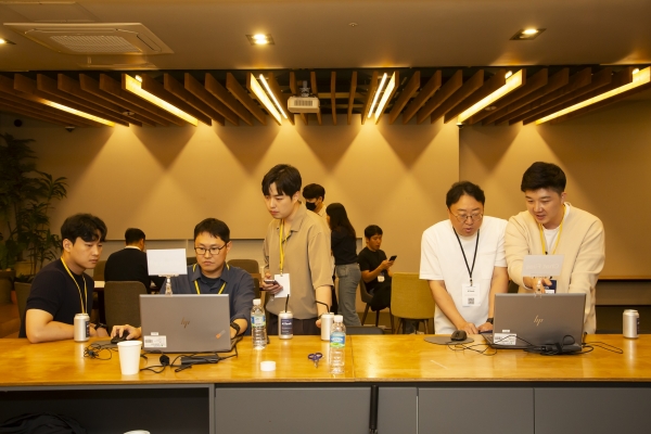 ‘AI READY’ 체험존에서 임직원들이 플랜트 특화 LLM 서비스를 체험해 보고 있다./사진=현대엔지니어링 제공