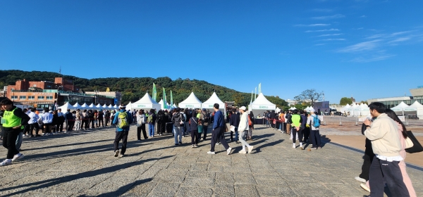 이른 아침부터 ‘건설愛 희망 걷기대회’에 참가자들이 등록 부스에 줄을 서서 기다리고 있다./사진=오마이건설뉴스