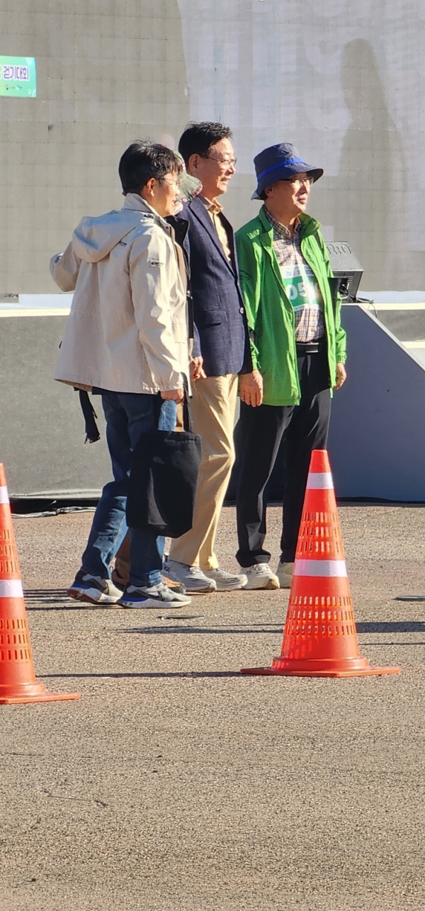 우측에서 2번째 윤영구 한국건설기술인협회장이 관계자들과 행사장을 바라보고 있다./사진=오마이건설뉴스