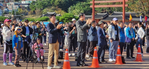 참가자들이 식전공연 경기대학교 응원단 '거북선'의 공연에 박수를 치고 있다./사진=오마이건설뉴스
