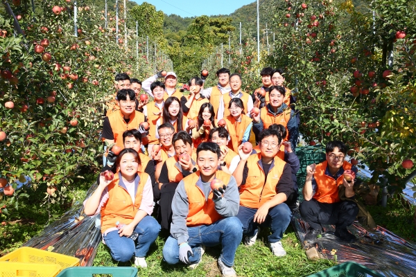 ㈜한화 임직원들이 경기 포천시 영중면 관내 사과농가에서 농촌 일손돕기 봉사활동을 펼치며 기념사진을 촬영하고 있다./사진=한화