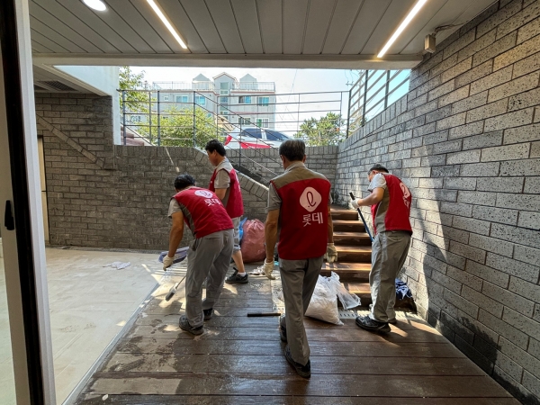 롯데건설 샤롯데 봉사단이 독거노인을 위한 공공시설을 방문해 시설 개선 봉사활동을 진행하고 있다./사진=롯데건설 제공
