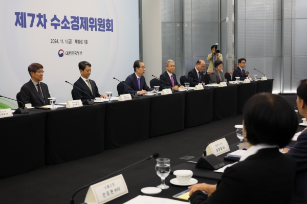 한덕수 국무총리가 1일 서초구 세빛섬에서 열린 제7차 수소경제위원회를 주재하고 있다./제공=국무총리실