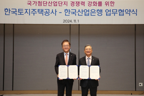 사진 우측 이한준 LH 사장과 좌측 강석훈 KDB 회장/사진=LH