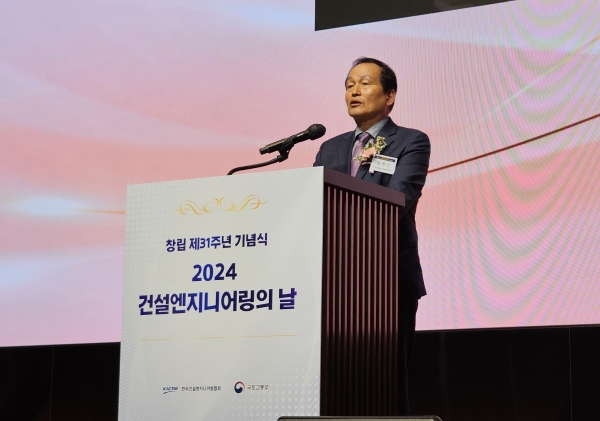 송명기 협회장이 기념사를 하고 있다.