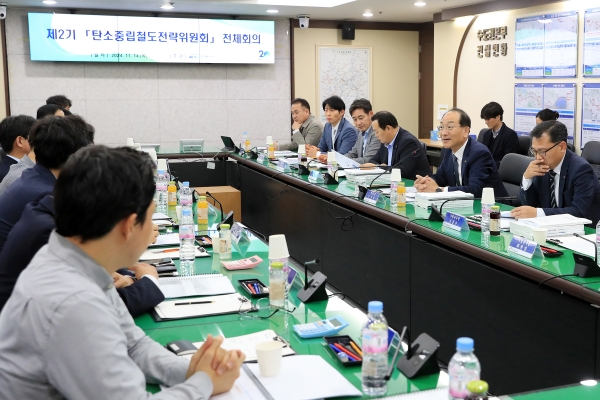 사진 우측 2번째 이성해 이사장이 ‘탄소중립철도전략위원회’ 전체회의에서 의견을 나누고 있다./사진=국가철도공단 제공