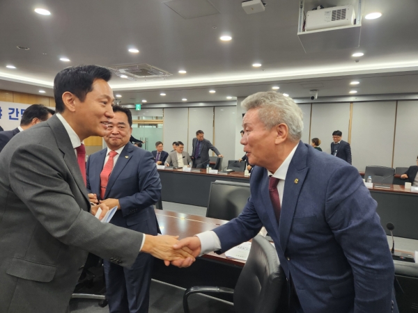 오세훈 서울시장과 인사 나누는 김홍수 전문건설협회 서울시회장/사진=서울시회