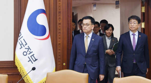 23일 오후 서울 종로구 정부서울청사에서 열린 '경제관계장관회의 겸 산업경쟁력강화 관계장관회의'. 최상목 부총리 겸 기획재정부 장관(사진 좌측)과 박상우 국토교통부 장관(사진 우측)이 입장하고 있다./사진=기재부
