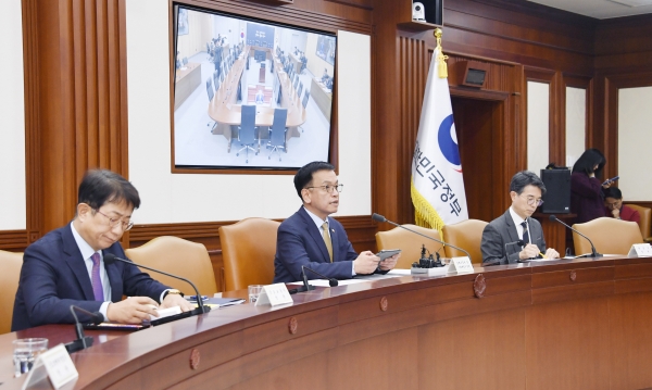 사진 중앙 최상목 부총리 겸 기획재정부 장관이 모두발언을 하고 있다. 좌측 박상우 국토부 장관./사진=기재부