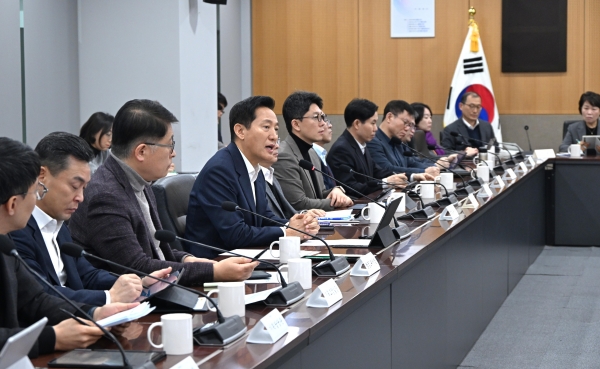오세훈 시장이 9일 오전 '경제규제 철폐 정례 간부회의'에서 모두발언을 하고 있다./사진=서울시 제공