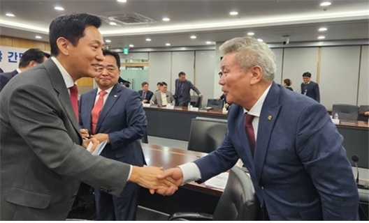 김홍수 대한전문건설협회 서울특별시회장이 지난달 16일 서울시청 6층 기획상황실에서 열린 오세훈 시장 주재 ‘서울시 비상경제(건설분야) 간담회’에 참석, 오세훈 시장과 인사를 나누고 있다./제공=대한전문건설협회 서울시회