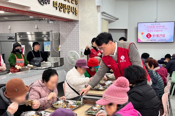 샤롯데 봉사단이 홀몸·재가 어르신 대상 ‘이웃옆愛 밥상나눔’ 봉사활동에 참여하고 있다./사진=롯데건설