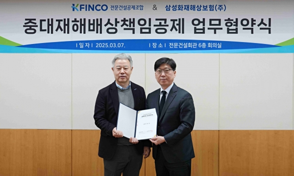 사진 좌측 한호섭 K-FINCO 영업지원본부장과 김시조 삼성화재 채널영업단장/사진=K-FINCO 제공