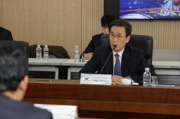 사진 우측 함진규 한국도로공사 사장과 누온 파랏 캄보디아 캄퐁톰 주지사/사진=한국도로공사 제공