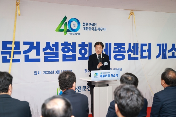 김형렬 청장이 축사를 하고 있다./사진=행복청 제공