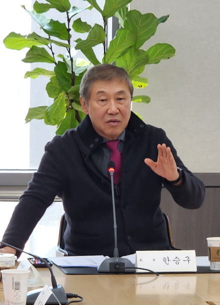한승구 회장이 회원사 질의에 답변하고 있다./사진=오마이건설뉴스