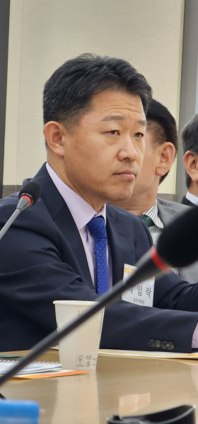 최근 부임한 최임락 협회 상근부회장이 회원사 대표의 이야기를 경청하고 있다./사진=오마이건설뉴스