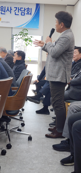 참석 회원사 대표가 고충을 토로하고 있다./사진=오마이건설뉴스
