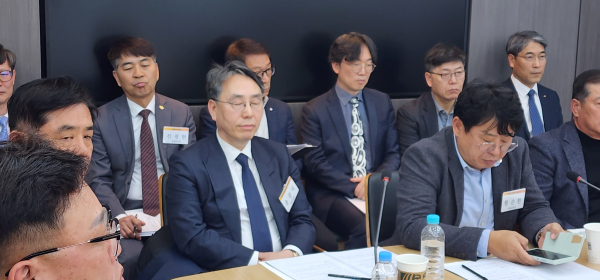 사진 뒷줄 배석한 협회 상근임원들/사진=오마이건설뉴스