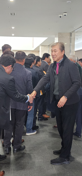 한승구 회장이 간담회를 마치고 참석 회원사 대표들과 일일히 악수로 배웅하고 있다./사진=오마이건설뉴스