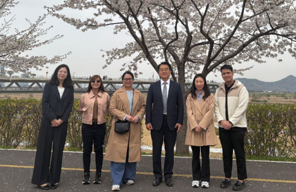 최형욱 시설사업국장(왼쪽에서 4번째)이 필리핀 기지전환개발청 칼랄로 수석부청장(왼쪽에서 3번째)과 방문단에게 이응다리 등 주요 도시시설물에 대한 설명 후 기념촬영을 하고 있다./사진=행복청 제공