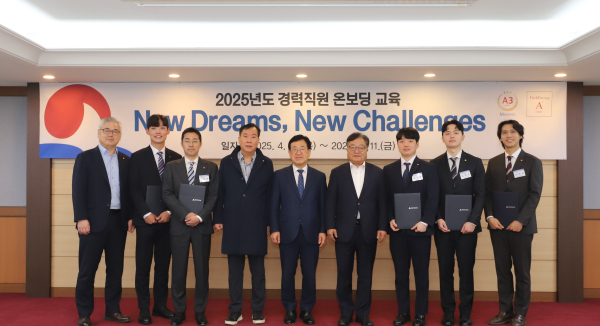 사진 중앙 김종서 이사장(직무대행)과 임원 및 경력직원이 임용장 수여식에서 기념촬영을 하고 있다./사진=CI GUARANTEE