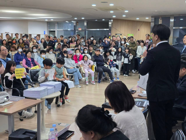 전용기 의원이 인사말을 하고 있는 가운데 한 어린이가 “전용기 의원님, 아이들 곁에서 함께 해주세요”라는 글귀가 적힌 용지를 들고 있다./사진=전용기 의원실 제공