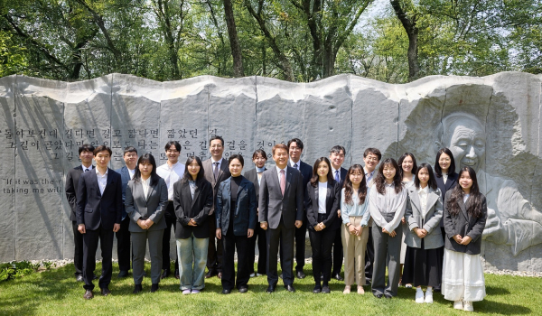 사진 앞줄 왼쪽에서 5번째 포니정재단 이만희 사무총장과 포니정 장학생들이 정세영 명예회장 흉상 부조 앞에서 기념촬영을 하고 있다./사진=포니정재단