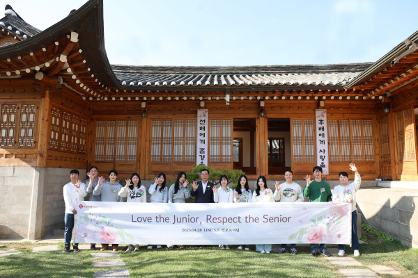 박현철 부회장이 주니어보드 5기 구성원들과 킥오프 미팅 후 기념촬영을 하고 있다./사진=롯데건설