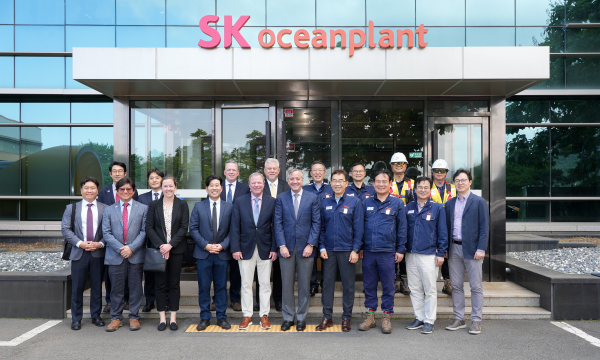 경남 고성군 소재 SK오션플랜트 본사를 방문한 로버트 E. 스미스 제너럴다이내믹스 Marine System 부회장(사진 첫줄 왼쪽에서 6번째)과 박인식 DSEC 사업개발실장이 이승철 SK오션플랜트 대표이사(사진 첫줄 왼쪽에서 7번째) 등 회사 관계자들과 기념촬영을 하고 있다./사진=SK오션플랜트 제공