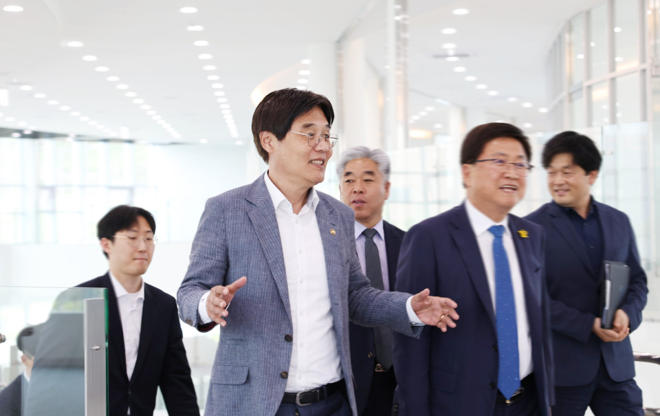 사진 왼쪽 2번째 김형렬 행복청장과 오른쪽 2번째 최교진 세종시교육청교육감이 평생교육원 현장을 점검하고 있다./사진=행복청