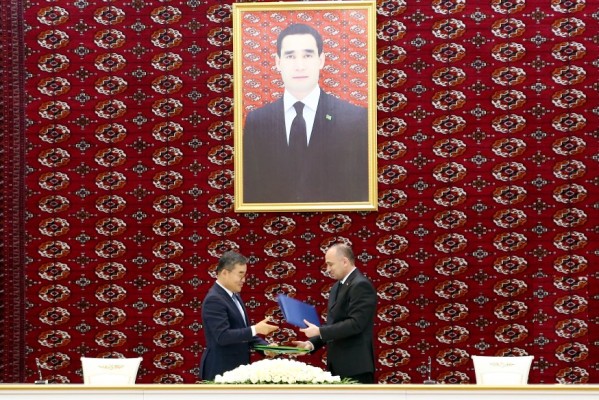 미네랄 비료플랜트 프로젝트 계약 체결식. 사진 왼쪽 김보현 대우건설 사장/제공=대우건설