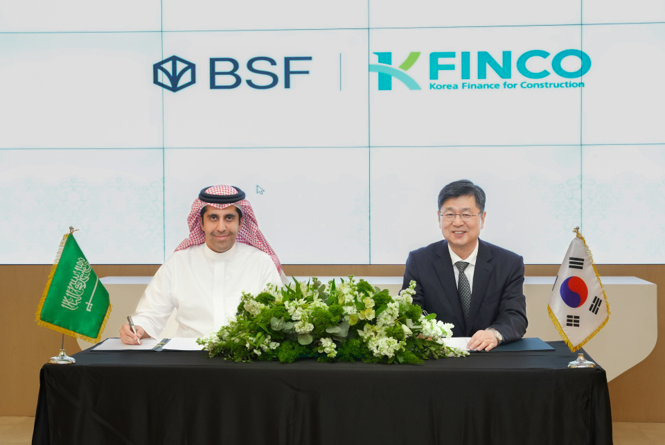 박성진 K-FINCO 전무(사진 오른쪽)가 마제드 알사단 BSF 기업금융부문 부행장(사진 왼쪽)과 25일(현지시간) 사우디 BSF 본사에서 열린 조합원의 해외건설공사 지원을 위한 업무협약식에서 기념촬영을 하고 있다./사진=K-FINCO 제공