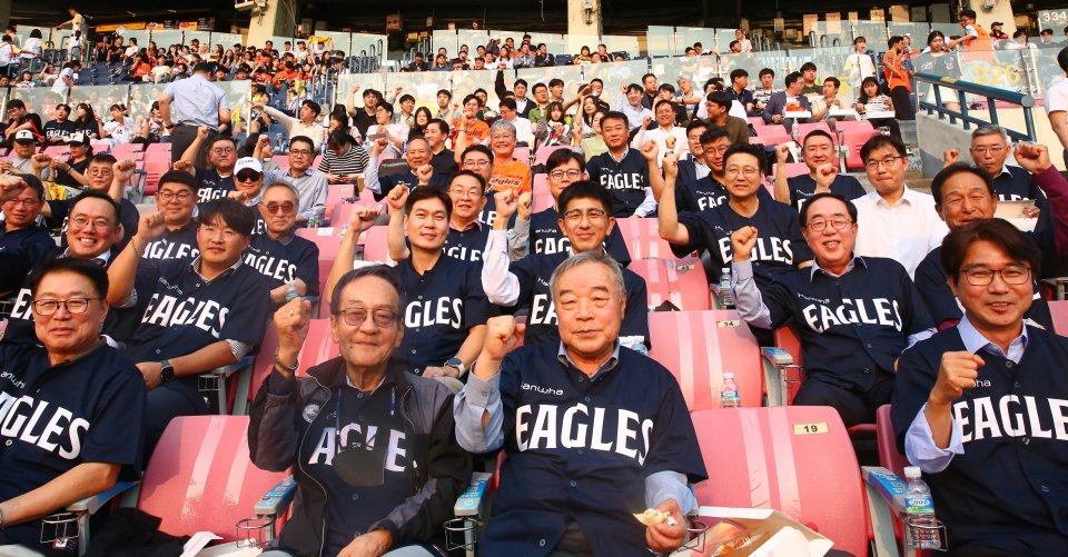㈜한화 건설부문 김승모 대표이사(두번째줄 왼쪽 네번째)와 협력사 대표들이 기념촬영을 하고 있다./사진=(주)한화