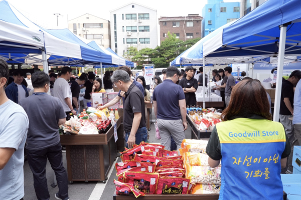 현대엔지니어링 계동 본사에 마련된 굿윌스토어 팝업스토어에서 임직원과 지역민들이 물품을 구경하고 있다.