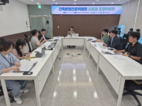 건축분쟁 조정위원회 위원들이 심의 중인 모습/사진=관리원