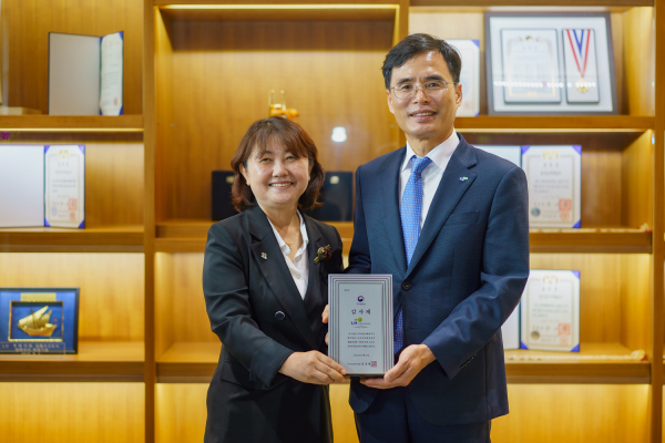 사진 오른쪽 김재경 LH 경영관리본부장과 김지현 경남서부보훈지청장(왼쪽)이 국가보훈부장관 감사패 수여 후 기념사진을 촬영하고 있다./사진=LH