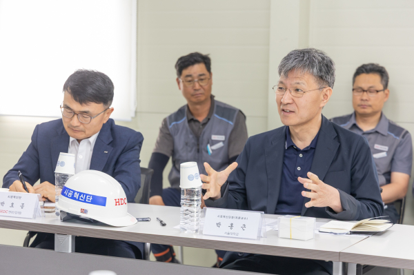 사진 첫째 줄 오른쪽부터 박홍근 시공혁신단장, 박호종 시공혁신단 상무/사진=HDC현산