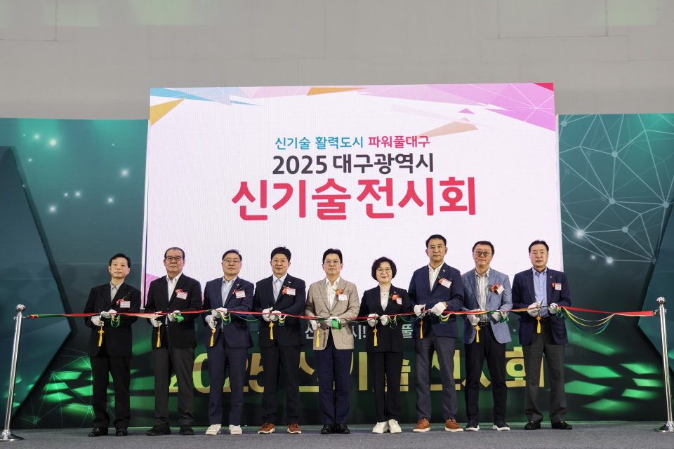왼쪽부터 4번째, 박철 한국건설교통신기술협회장, 안중곤 대구시 행정국장, 윤영애 대구시의회 기획행정위원장/사진=협회